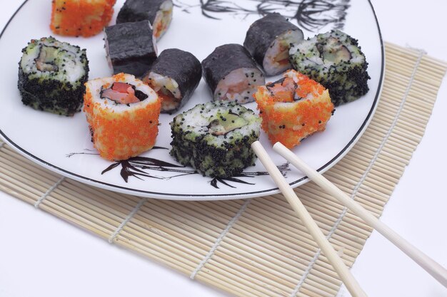 Nahaufnahme von Sushi-Rollen auf dem Teller