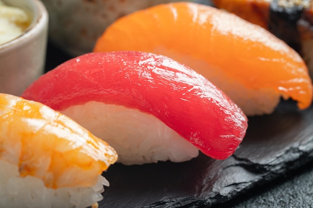 Nahaufnahme von Sushi-Set aus Lachs, Thunfisch und geräuchertem Aal