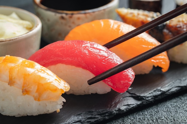 Nahaufnahme von Sushi-Set aus Lachs, Thunfisch und geräuchertem Aal