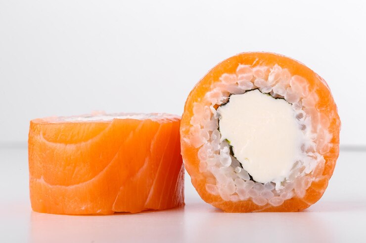 Foto nahaufnahme von sushi vor weißem hintergrund