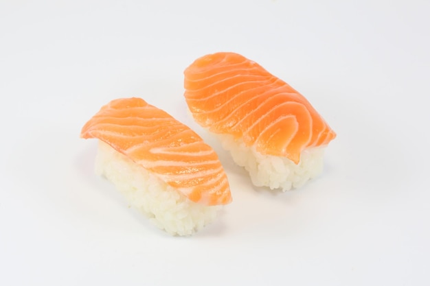 Nahaufnahme von Sushi vor weißem Hintergrund