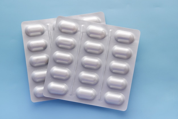 Nahaufnahme von Tabletten in Blisterverpackungen auf dem Tisch