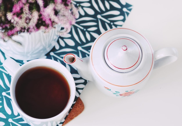 Foto nahaufnahme von tasse und teekanne auf dem tisch