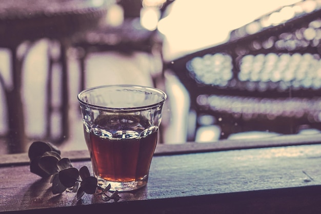 Nahaufnahme von Tee im Glas auf dem Tisch