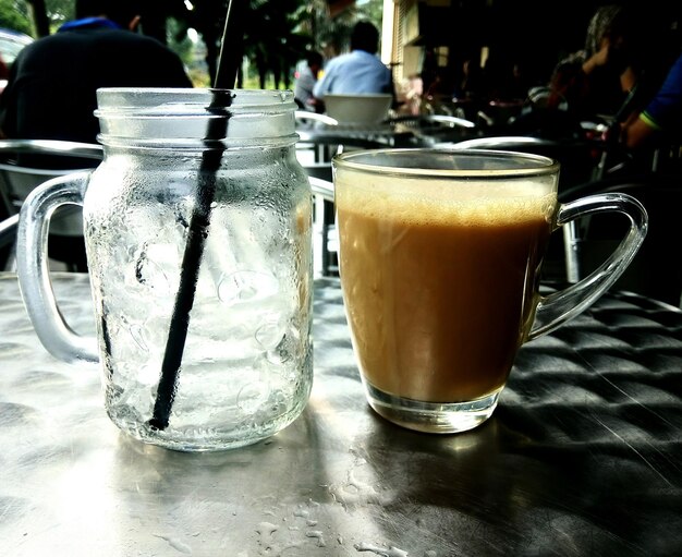 Foto nahaufnahme von tee im glas auf dem tisch