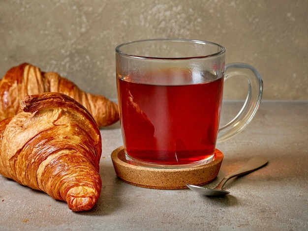 Nahaufnahme von Teetasse und Croissants