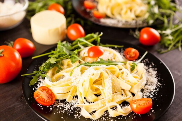 Nahaufnahme von Teller mit Tagliatelle-Nudeln mit Käse