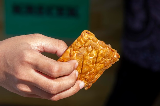 Nahaufnahme von Tempe Garit Goreng gebratener Sojabohnenkuchen Indonesisches traditionelles Essen