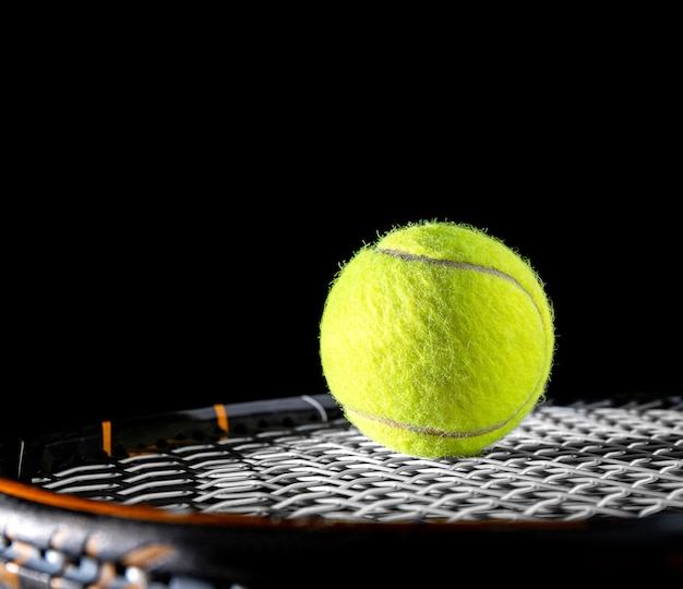 Nahaufnahme von Tennisball auf Schnur oder Netz des Tennisschlägers für Bewegung und Hobby