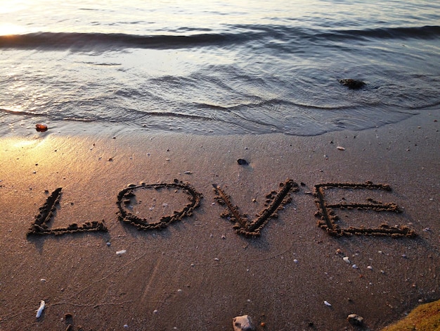Nahaufnahme von Text auf Sand