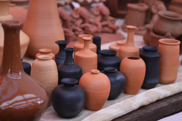 Nahaufnahme von Töpferwaren zum Verkauf am Marktstand