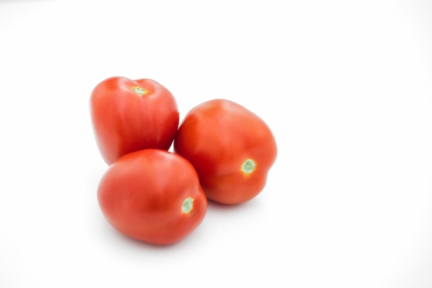 Nahaufnahme von Tomate weiß auf weißem HintergrundTomate Draufsicht Gesunde vegetarische Kost Cherry-Set