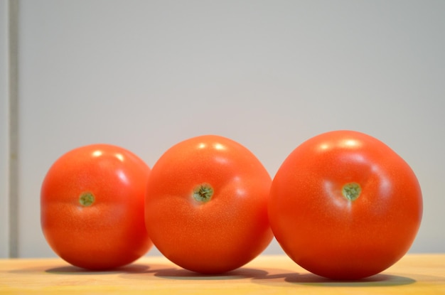 Nahaufnahme von Tomaten auf dem Tisch