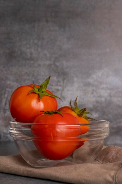 Foto nahaufnahme von tomaten auf dem tisch