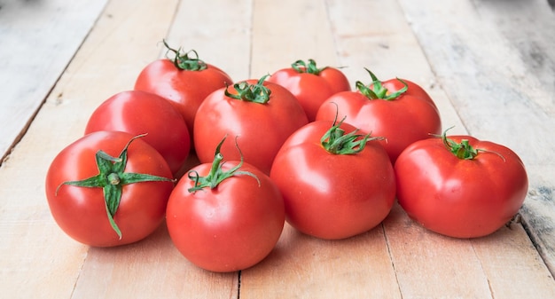 Nahaufnahme von Tomaten auf einem Holztisch