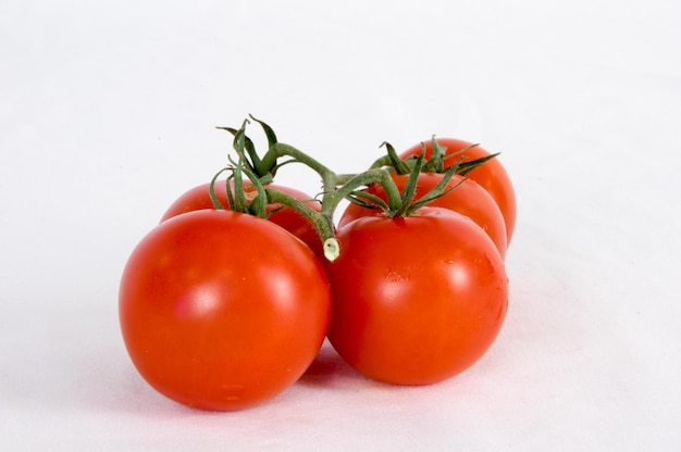 Nahaufnahme von Tomaten auf weißem Hintergrund