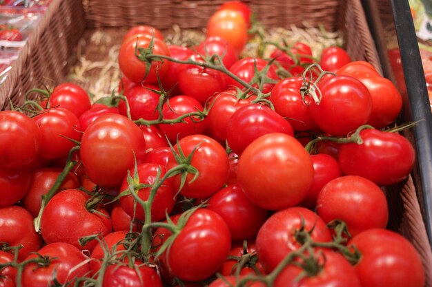 Nahaufnahme von Tomaten im Korb zum Verkauf