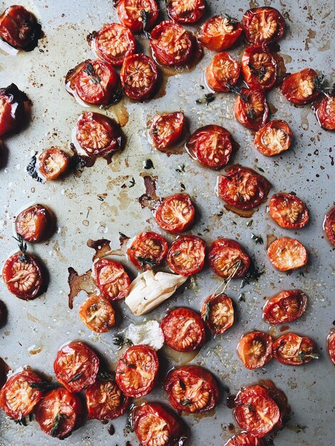 Nahaufnahme von Tomaten in Backscheiben