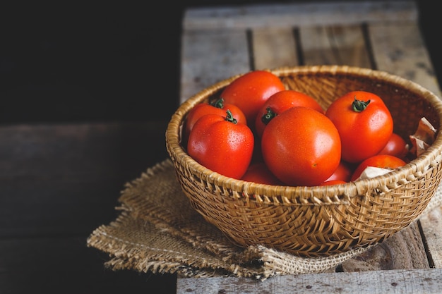 Nahaufnahme von Tomaten in einer Schüssel auf dem Tisch