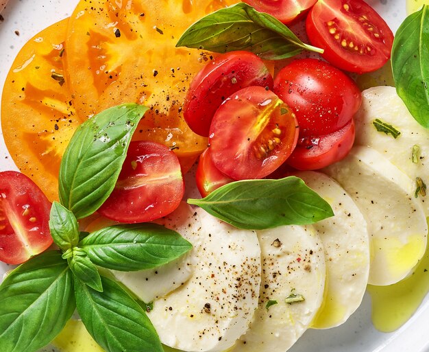 Nahaufnahme von Tomaten-Mozzarella-Salat, Ansicht von oben