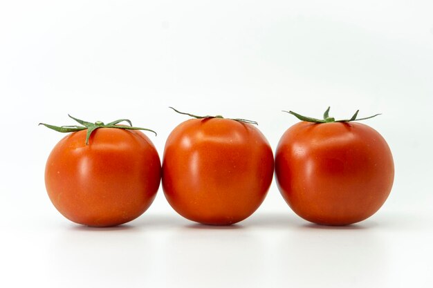 Foto nahaufnahme von tomaten vor weißem hintergrund