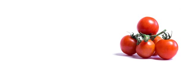 Foto nahaufnahme von tomaten vor weißem hintergrund