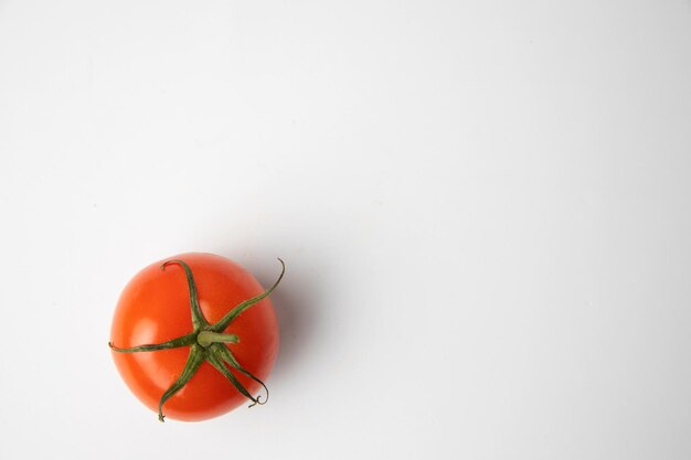 Foto nahaufnahme von tomaten vor weißem hintergrund