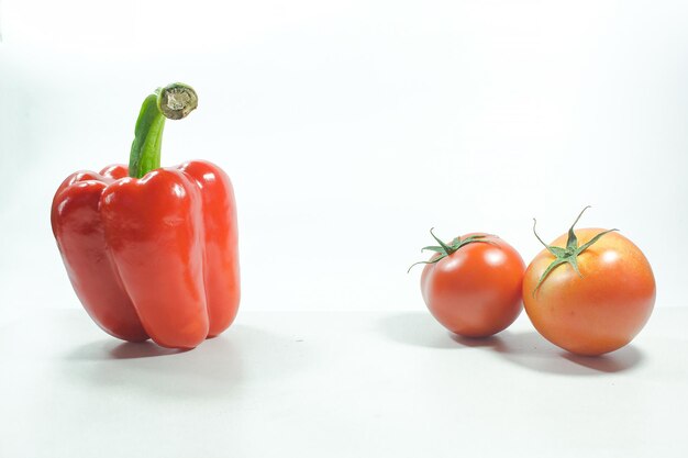 Nahaufnahme von Tomaten vor weißem Hintergrund