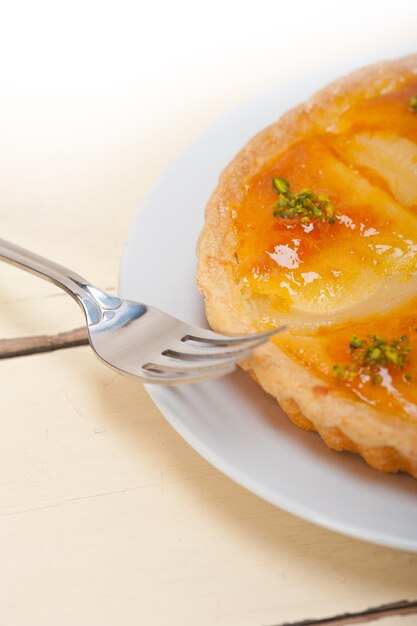 Nahaufnahme von Torte auf dem Teller mit Gabel auf dem Tisch