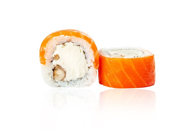 Nahaufnahme von traditionellen frischen japanischen Meeresfrüchte-Sushi-Rollen mit Lachs geräuchertem Aal und Frischkäse