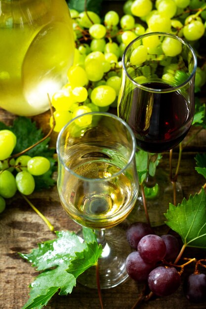 Foto nahaufnahme von trauben im glas auf dem tisch