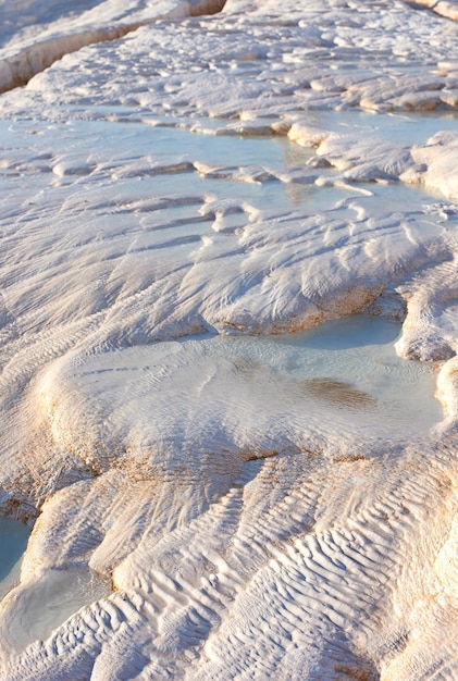 Nahaufnahme von Travertin-Pools und -Terrassen in Pamukkale, Türkei Auslandsreisen für den Urlaubstourismus ins Ausland Cotton Castle Area mit Karbonatmineral nach fließendem Thermalwasser