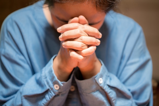 Nahaufnahme von treuen Beten, gefaltete Hände in Anbetung zu Gott. Konzept für Religion, Glauben, Gebet und Spiritualität.