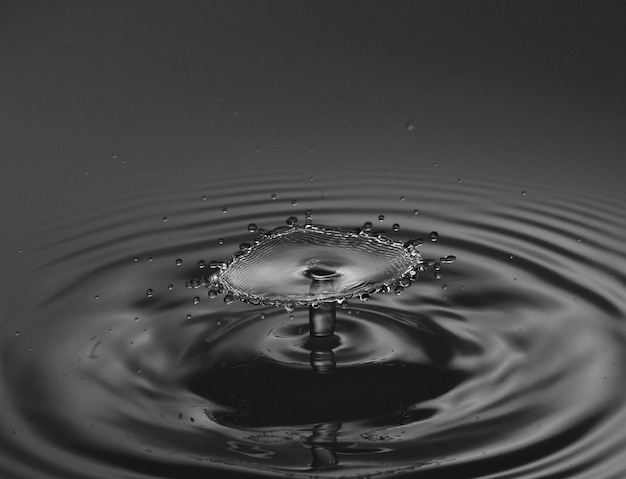 Nahaufnahme von Tropfen, die auf Wasser spritzen