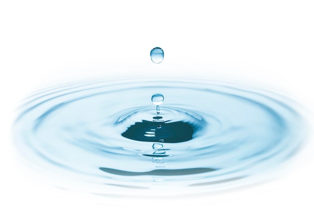 Nahaufnahme von Tropfen, die im Wasser spritzen
