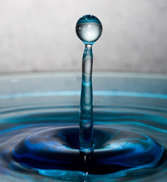 Foto nahaufnahme von tropfen, die im wasser spritzen