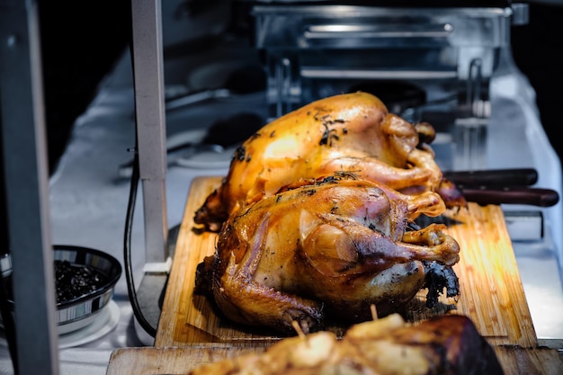 Nahaufnahme von Truthahnfleisch auf dem Grill