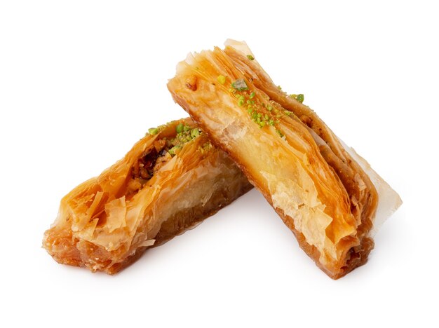 Nahaufnahme von türkischem Dessert Baklava isoliert auf weiß