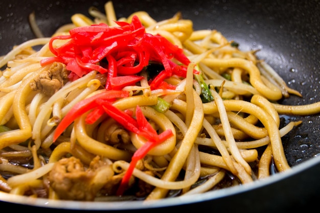 Nahaufnahme von Udon-Nudeln in der Pfanne