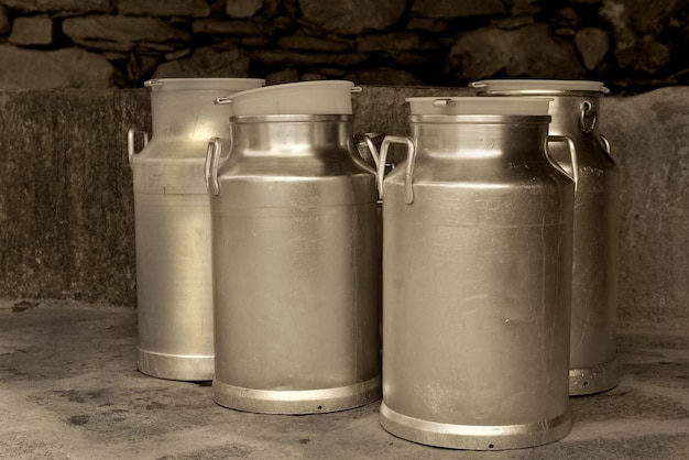 Nahaufnahme von Vintage-Milchdosen aus Metall in einem landwirtschaftlichen Konzept