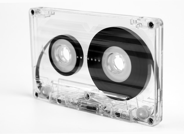 Nahaufnahme von Vintage-Tonbandkassette auf weißem Hintergrund