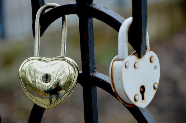 Foto nahaufnahme von vorhängeschlössern auf metallketten