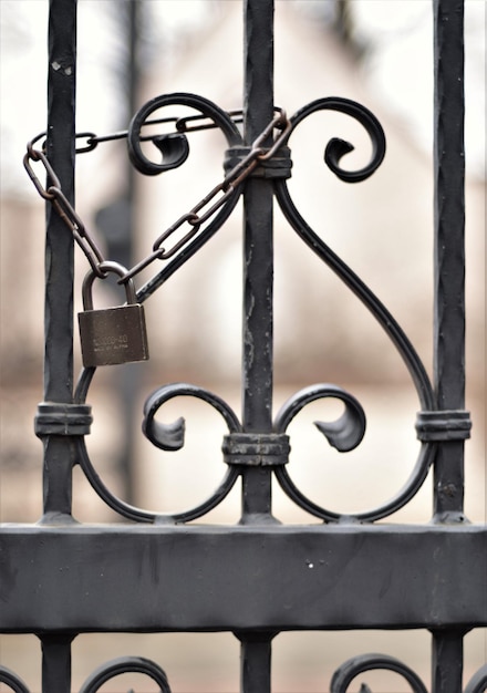 Foto nahaufnahme von vorhängeschloss und kette an einem metalltor