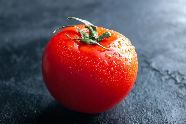 Nahaufnahme von vorne frische rote Tomate auf dunklem Hintergrund reifer Gemüsesalat rote Fotofarbe Lebensmittelmahlzeit