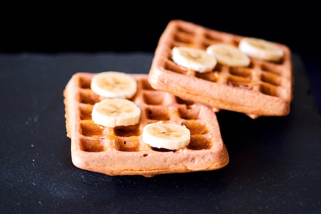 Nahaufnahme von Waffeln mit Banane und Honig