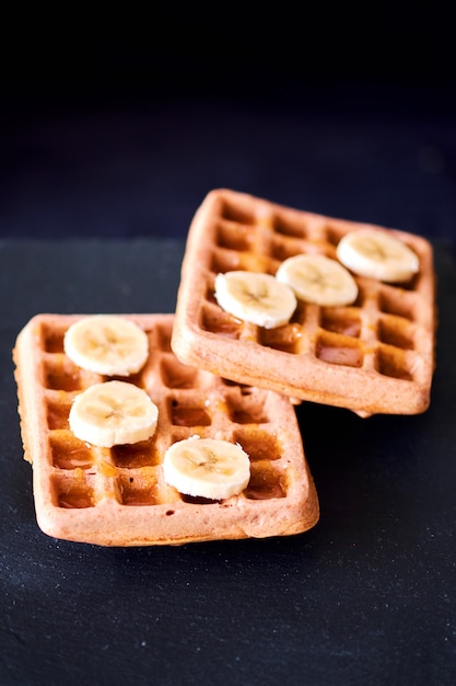 Nahaufnahme von Waffeln mit Banane und Honig