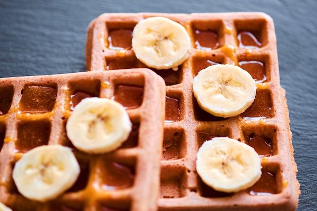 Nahaufnahme von Waffeln mit Banane und Honig