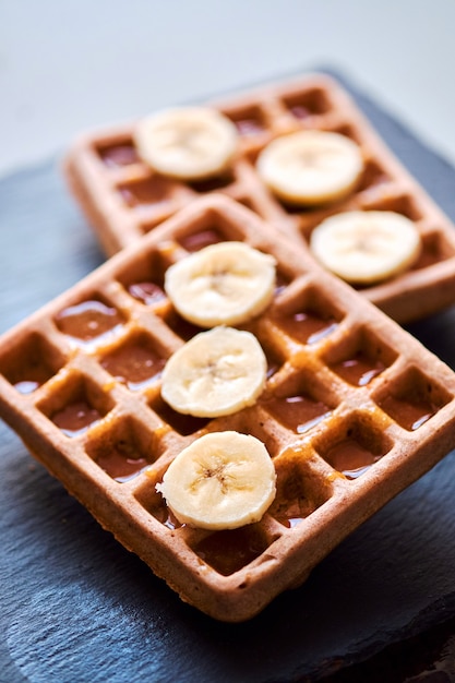 Nahaufnahme von Waffeln mit Banane und Honig