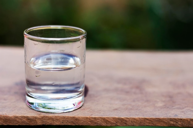 Nahaufnahme von Wasser auf dem Tisch