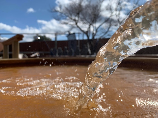 Foto nahaufnahme von wasser, das auf das glas des gebäudes spritzt